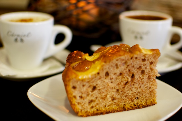 Chocolate negro y blanco saborizados con tarta de manzana